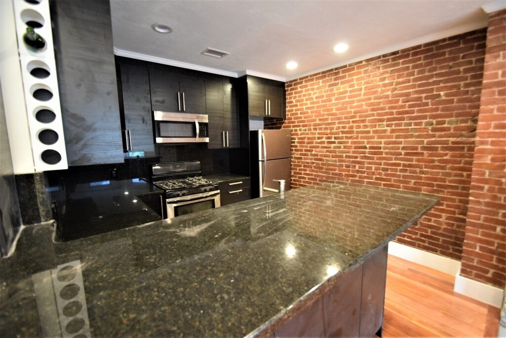 Building Photo - 1619 Beacon St