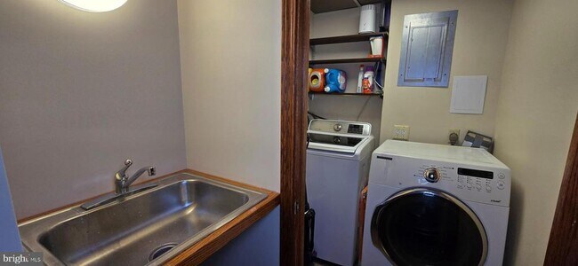 Building Photo - 9004 Flicker Pl