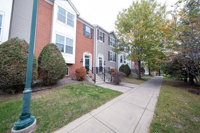 Building Photo - 706 Village Pkwy