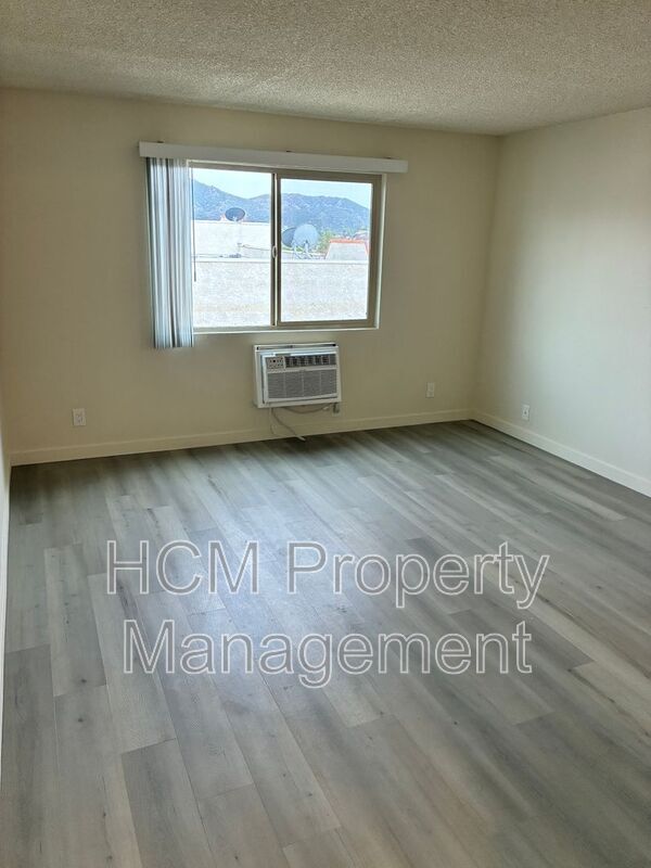 Building Photo - 10231 Pinewood Ave