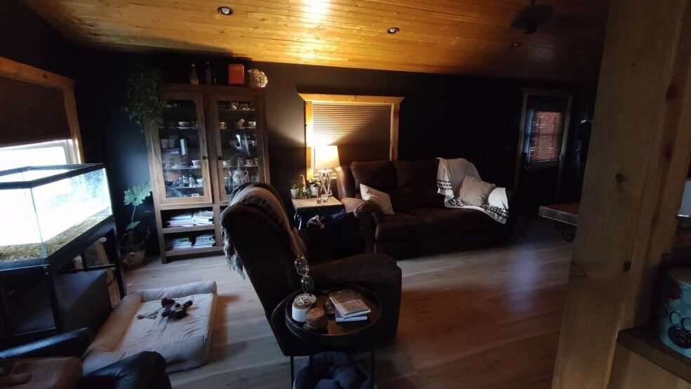 Building Photo - 412 N Edwards St