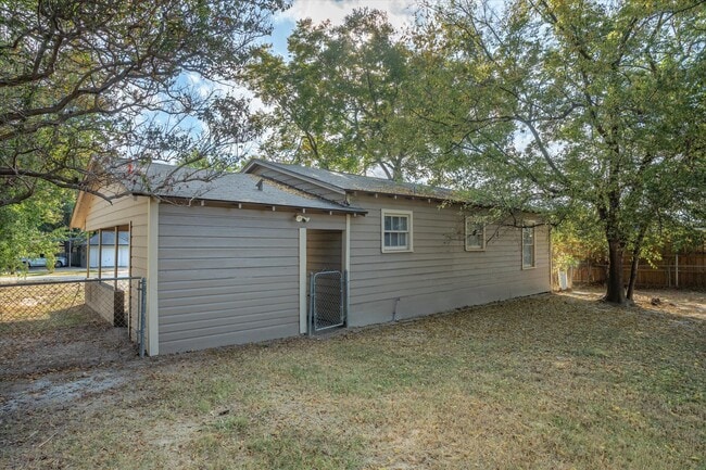 Building Photo - 209 N Richardson St