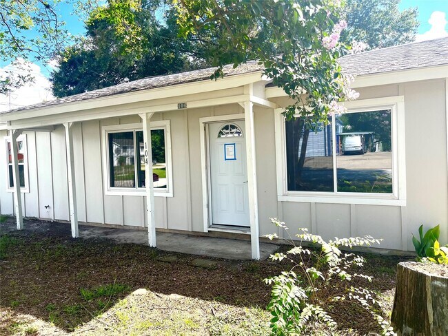 Building Photo - 104 Peach St