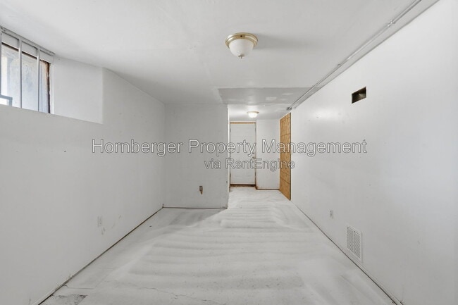 Building Photo - 1128 W Spofford Ave