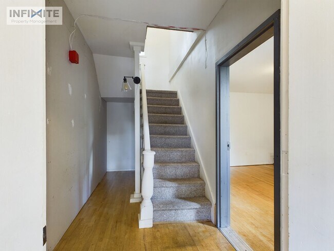 Building Photo - 3 bedroom - Water, Sewer, Gas and Electric...