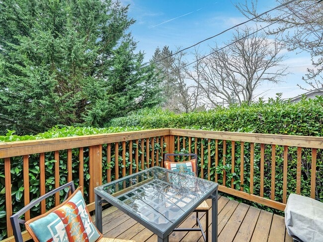 Building Photo - Chic Urban Oasis in Hillsdale