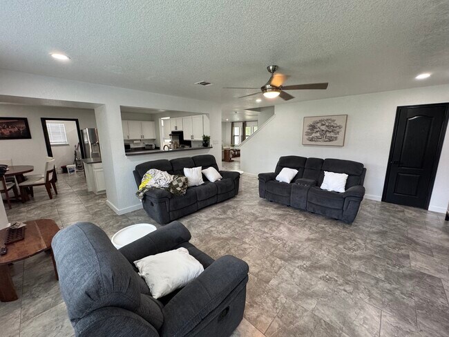 Building Photo - 191 Mistletoe Ln