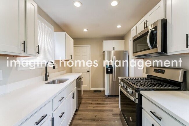 Building Photo - Lovely 4 Bed, 2 Bath Home in North Hills!
