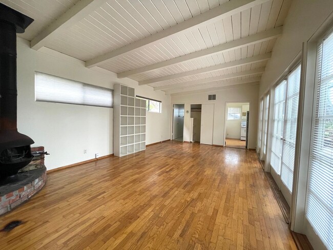Building Photo - One Bedroom Single Family Home in Pacific ...