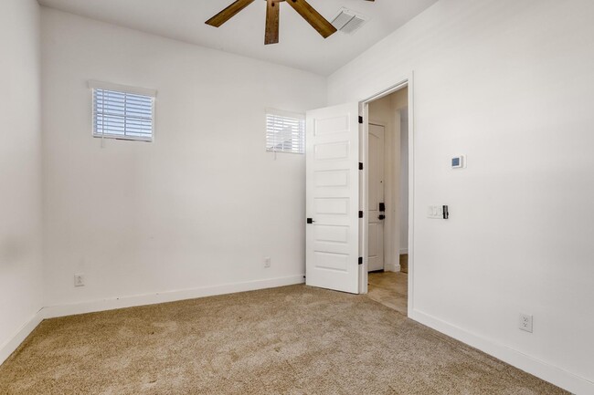 Building Photo - 8723 W Vista Ave