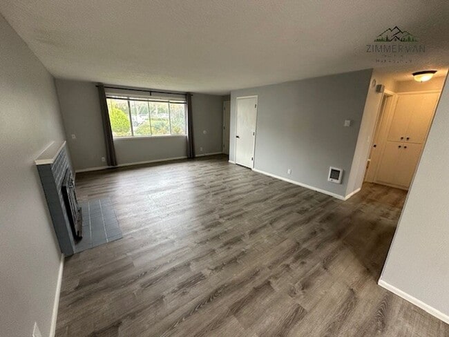 Building Photo - Must see 2 bedroom 1 bath