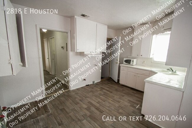 Building Photo - Close to Local Amenities and Downtown