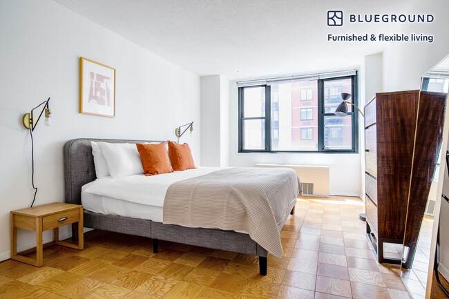 Building Photo - 245 E 40th St