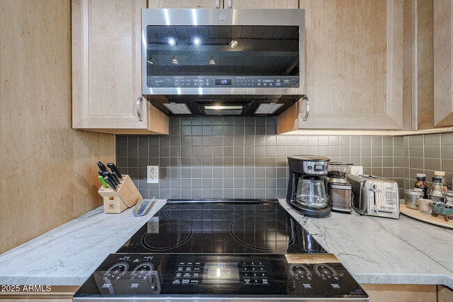 Building Photo - 601 E Forest Hills Dr