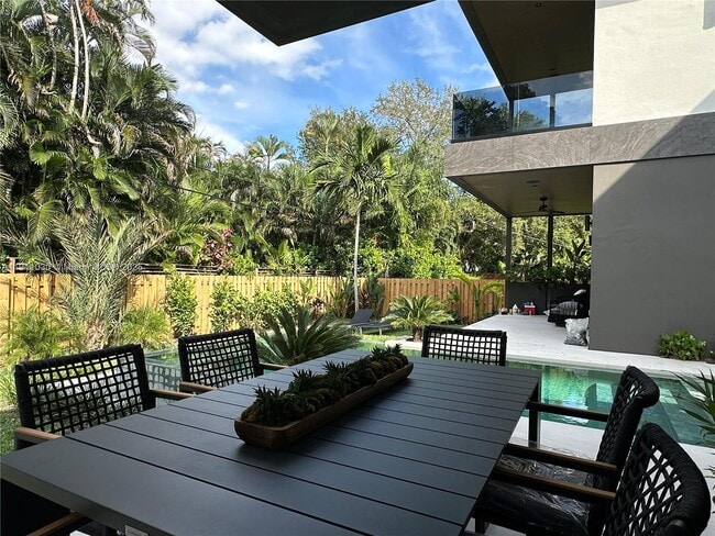 Building Photo - 1065 NE 119th St