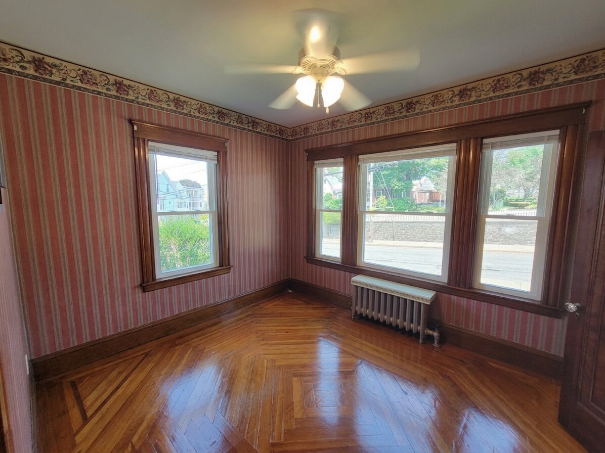 Building Photo - 301 Elm St