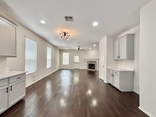 Building Photo - 726 Silverado Way