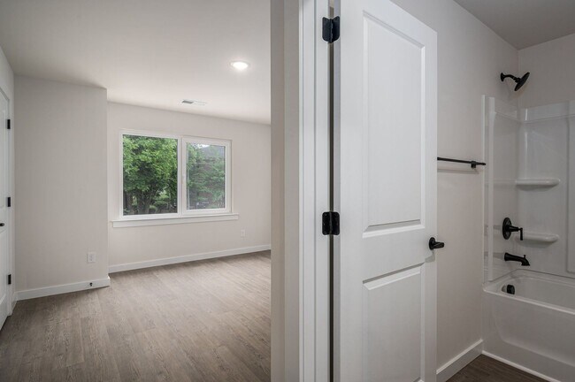 Building Photo - Newly-Built Pet-Friendly Home in Hickory!