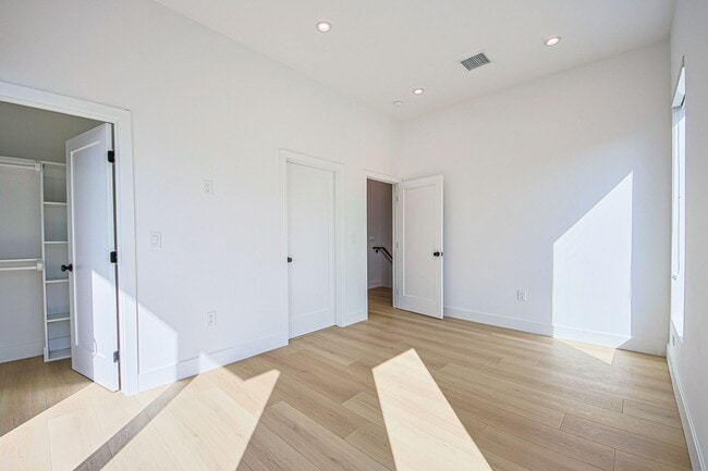 Building Photo - 715 N Gramercy Pl