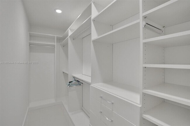 Building Photo - 516 SE 1st Cir