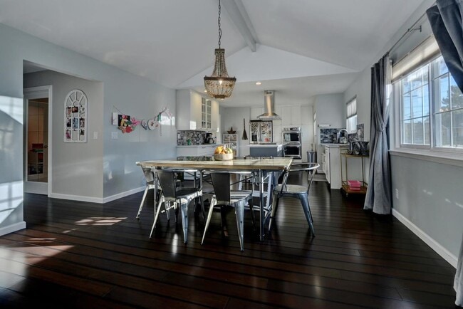 Building Photo - 870 E Empire St