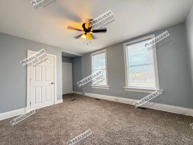 Building Photo - 939 Putnam St