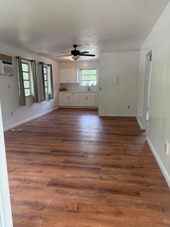 Building Photo - 117 N Bay Harbor Dr
