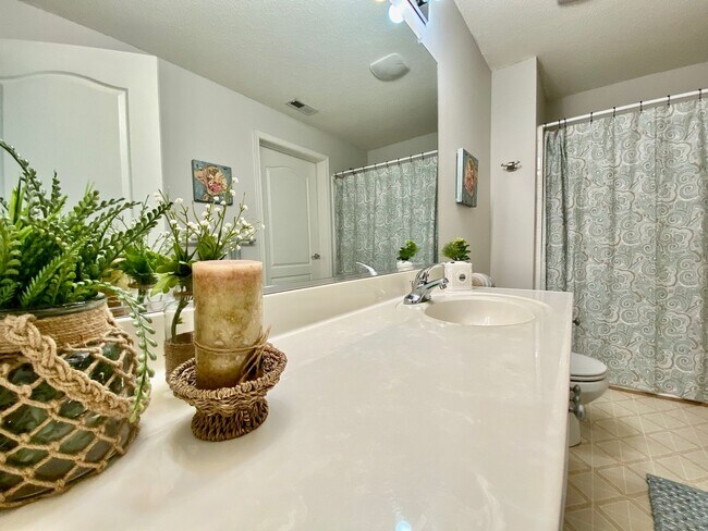 Building Photo - Super-Cute Condo! First Floor - 1-Story - Fenced Patio - Storage - Pet Friendly!