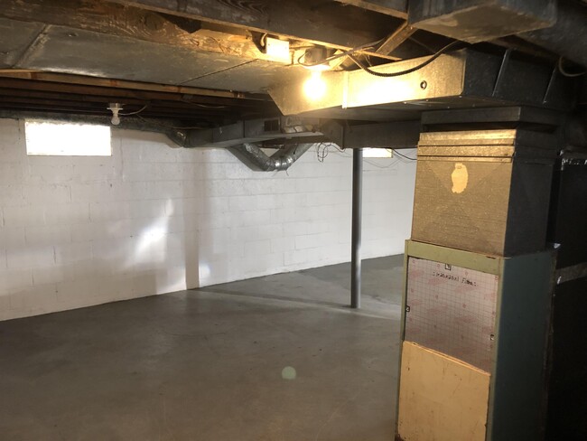 Building Photo - 172 N Roys Ave