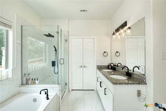 Building Photo - 7233 Menchaca Rd