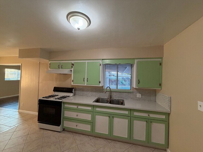 Building Photo - Affordable 3 BD 2 BA house in SW Bakersfield on a corner lot