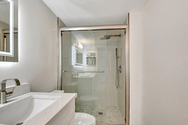 Building Photo - 14360 Strathmore Ln