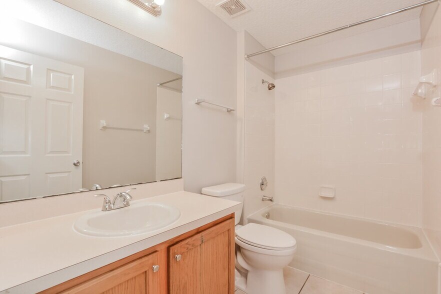 Building Photo - 1319 Acorn Cir