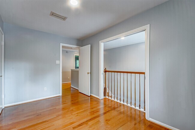 Building Photo - 201 Vanderpool Ln