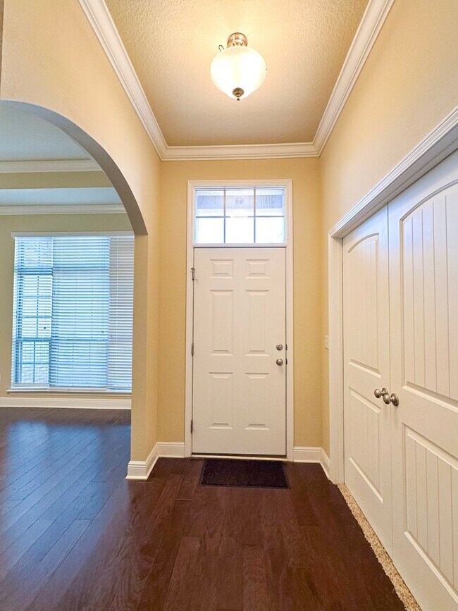 Building Photo - Well maintained 4 bedroom home with 2 car garage