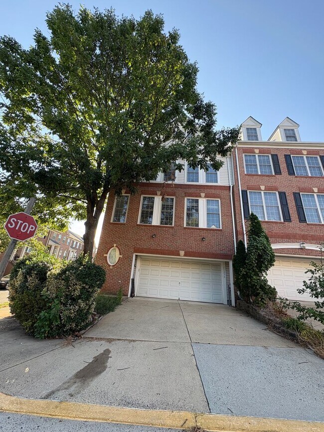 Building Photo - Immaculate 3 Bed 2 Full & 2 Half Bath End ...