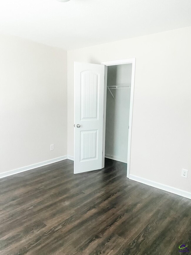 Building Photo - 105 Sutton Dr