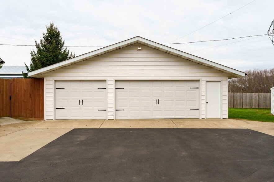 Building Photo - 1006 Schuring Rd