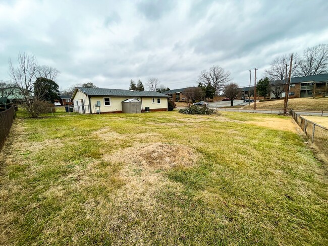 Building Photo - Cozy 3 Bedroom, 1 1/2 Bathroom Near Downto...