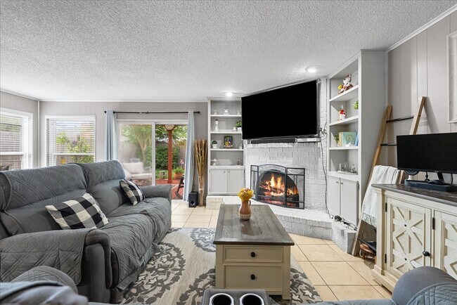 Building Photo - 883 Silverpines Rd