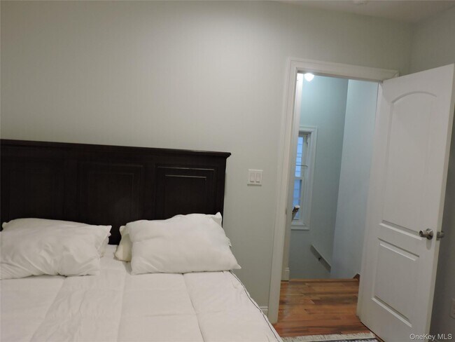 Building Photo - 194-09 112th Rd