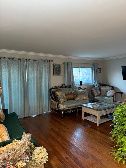 Building Photo - 685 E Fullerton Ave