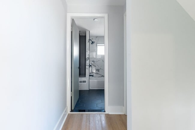 Building Photo - Newly Renovated 2-Bedroom 1-Bathroom Home in Port Richmond Available Now!