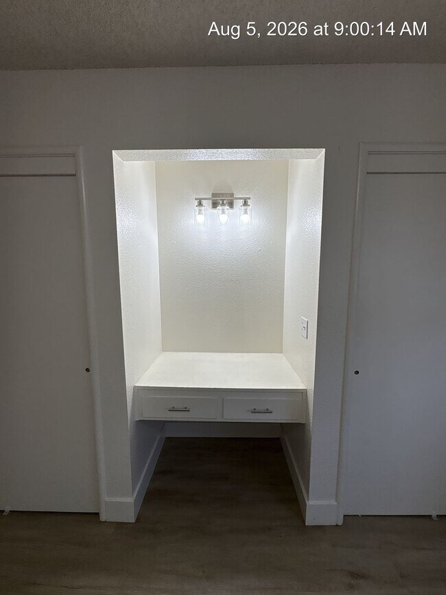 Building Photo - 1055