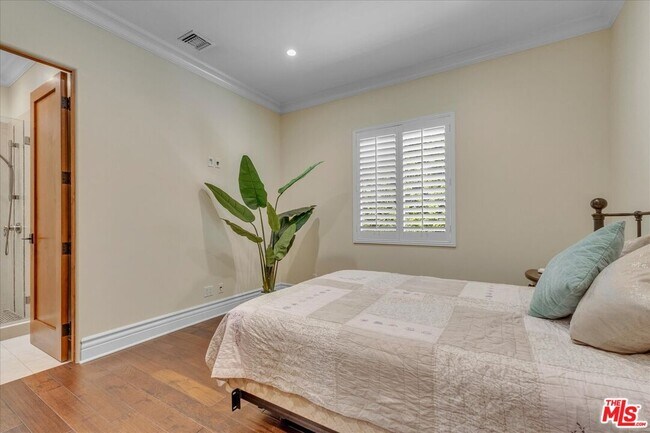 Building Photo - 5310 Leghorn Ave