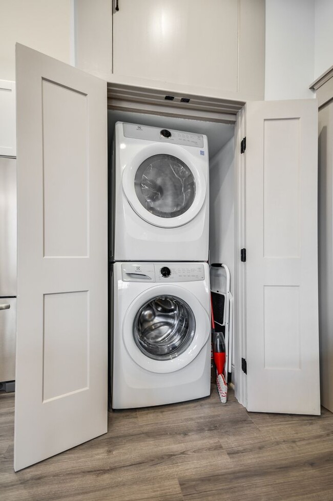 Building Photo - Spacious Renovated 1/1 Midtown Condo Walki...
