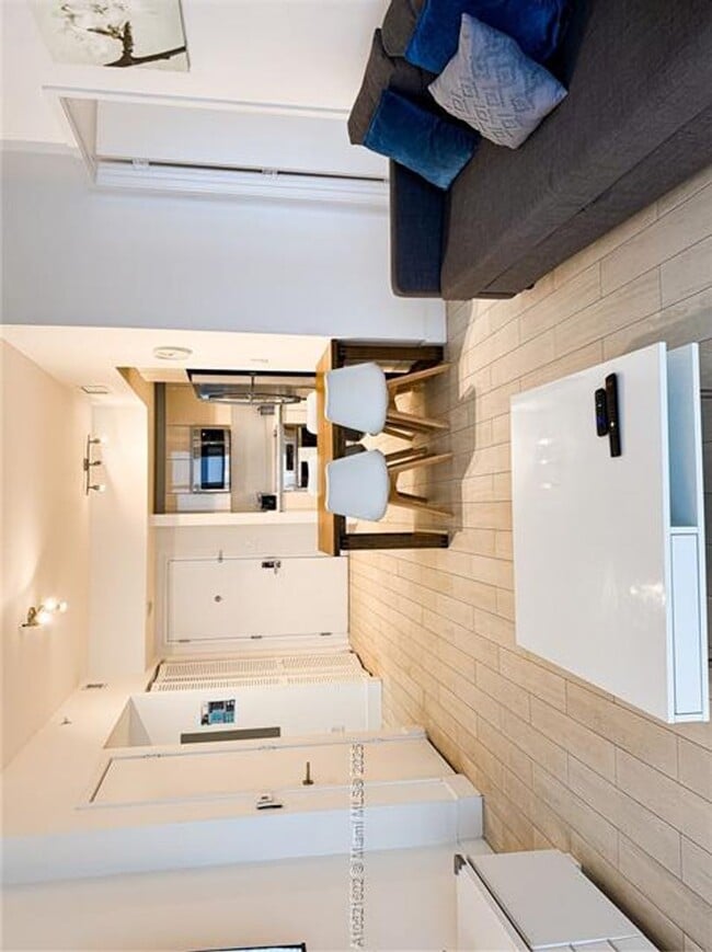 Building Photo - 2600 E Hallandale Beach Blvd