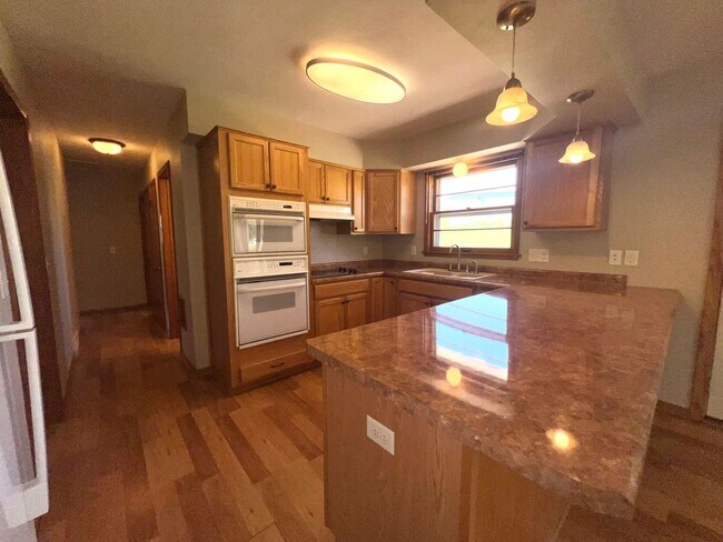 Building Photo - Spacious 3-bed, 2-bath Single Family Home!