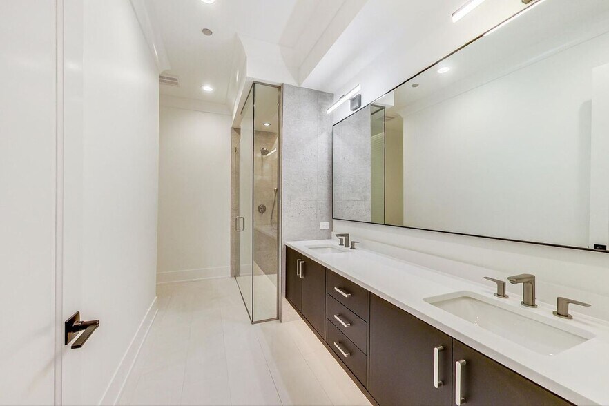 Building Photo - 4920 N Lincoln Ave