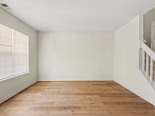 Building Photo - 2 Bed/2Bath Townhouse for RENT!